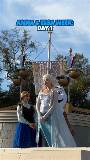 Queen Elsa & Anna Kick Off Frozen Week! ❄️👑🏰 #shorts #disney #frozen
