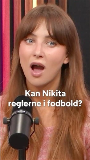 Når Gulddreng lærer dig fodboldreglerne 😅