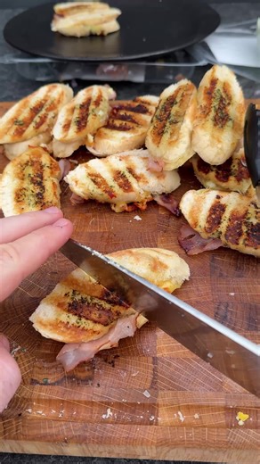 Werbung - Raclette Baguette Sandwich im OptiGrill mit dem Klassik Kräuter-Butter Baguette von @meggle_deutschland Zutaten: 2 MEGGLE Klassik Baguettes Kräuter-Butter Raclette Käse Peperonisalami Pusztasalat Minimaiskolben Schinkenaufschnitt Zwiebeln Backpapier Im Sandwichprogramm dann Stufe gelb im OptiGrill drinlassen & genießen. #optigrill #raclette #kräuterbaguette #meggle