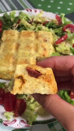 Voici la recette de mon cake express salé prêt en moins de 10 minutes. Pour 9 parts dans le petit moule tablette Guy Demarle (14 cm de côté). 980 calories en tout 9 parts dans le cake donc 110 calories la part. Pour faire 9 parts: 🌱2 œufs 🌱40 g de semoule fine 🌱40 g de flocons d’avoine 💙 🌱80 g de skyr ou fromage blanc 🌱40 g de dés de chorizo 🌱40 g de gruyère râpé 🌱40 g de lait ♨️Cuisson: 5 minutes dans le micro-ondes ou 15 minutes dans un four à 180 degrés. Ce cake se mange aussi bien ch