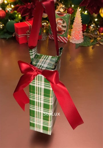 🎄🎶🎊 Christmas Gift Wrapping 💫🎵🎁 👉 COMMENT ‘SLOW’ if you need a STEP-BY-STEP tutorial for this wrapping technique 🎥 Images Captured and Edited by @stu.lux 🎶 Music in this video is licensed through Epidemic Sound #christmas #christmascountdown #wrappinghacks #280stulux