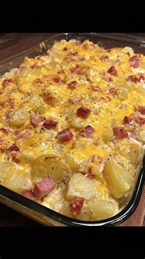 🥔🧀 CHEESY HAM & POTATO CASSEROLE 🐷💛 Tender diced potatoes and savory ham baked in a creamy double-cheese sauce until golden and bubbly—the ultimate comfort food! INGREDIENTS: 2 lbs potatoes, diced 1/2 yellow onion, diced ...... Full Recipe in Coʍmеոτ 💬 | Recipes by Padma