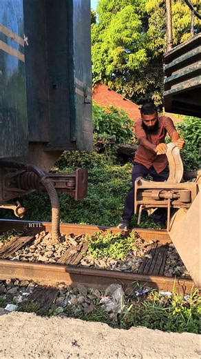 The most important and difficult task in the railways is coupling the train carriages. #shorts