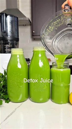 The Ultimate Daily Detox Green Juice #juicing #detoxjuice #juicer