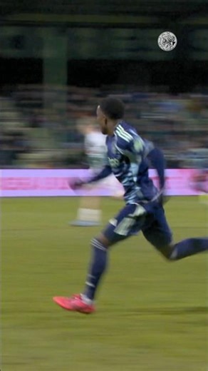 Lucas Jetten with a sliding tackle and a great cross to Skye Vink! 👏