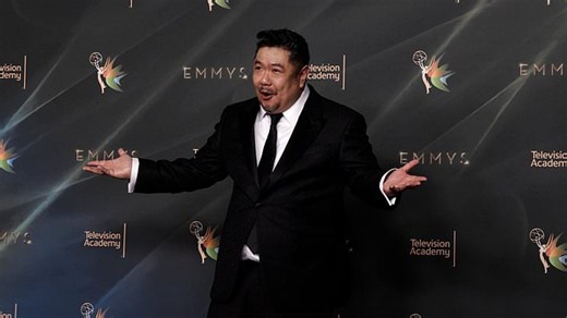Looney Tunes voice actor Eric Bauza amuses press pen as Daffy Duck at the 2026 Emmy Awards