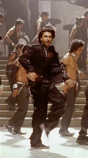 The scene gets 10x better when this comes on #ThugLe #LadiesvsRickyBahl #RanveerSingh #AnushkaSharma