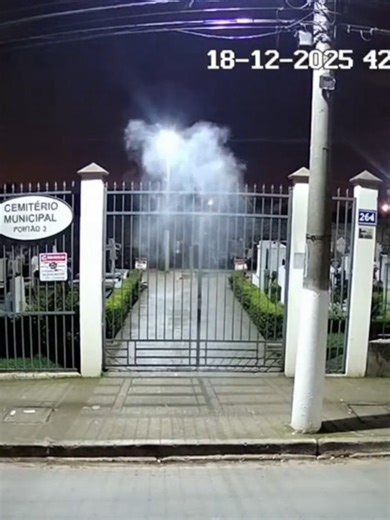 câmera de segurança em frente o cemitério capturou a garota fantasma em várias cidades será a.mesma? #cctvcamera #cctv #fantasma #fantasmas #sobrenatural