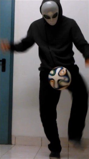 ⚽👽 ALIEN FOOTBALL SKILLS 😱⚽ #fear #football #footballshorts #footballskills #dance