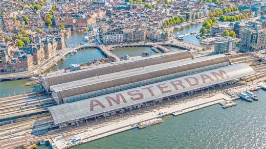 Amsterdam Centraal von oben mit Blick auf die Kanäle