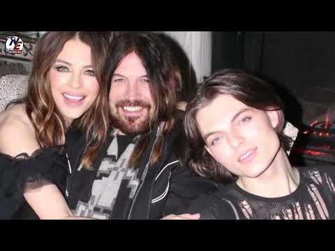 Elizabeth Hurley & Billy Ray Cyrus: Holiday Love Snaps with Son Damian! 🎄✨