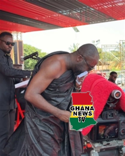 LIVE UPDATES: Andy Dosty breaks down in tears as he reads the biography of the late Mabel Adwoa Intuah, popularly known as Mama Mabel, during her memorial service. The veteran radio broadcaster and presenter was visibly emotional while recounting the life and legacy of the late fashion guru and Founder and CEO of Mayan Stitches. An emotional moment as family, friends, colleagues and sympathisers gathered to honour Mama Mabel’s life and legacy. Follow Ghana News TV for more news updates. #GhanaNe