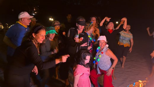 𝗪𝗛𝗢 𝗣𝗟𝗔𝗡𝗡𝗘𝗗 𝗧𝗛𝗜𝗦?!🎉 𝗕𝗜𝗥𝗧𝗛𝗗𝗔𝗬𝗦 𝗘𝗩𝗘𝗥𝗬𝗪𝗛𝗘𝗥𝗘 — 𝗔 𝗖𝗔𝗥𝗡𝗜𝗩𝗔𝗟 𝗢𝗙 𝗖𝗔𝗞𝗘𝗦, 𝗕𝗨𝗕𝗕𝗟𝗘𝗦 & 𝗘𝗖𝗦𝗧𝗔𝗧𝗜𝗖 𝗝𝗢𝗬 🎉 Birthdays to the right, birthdays to the left, birthdays up and down — bubbles exploding everywhere, cakes sprawling like sugar confetti across the sand, and live-streaming from every beautiful lady and guy celebrating. It honestly felt like we had somehow fallen straight into Rio de Janeiro, but with more glitter, more laughter, and way be