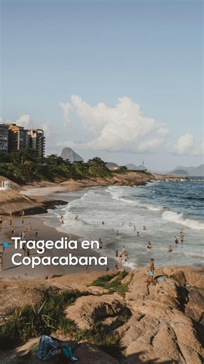 ⚠️ El cielo de Río de Janeiro se tornó tragedia… Un avión ultraligero que remolcaba una pancarta publicitaria cayó al mar frente a la playa de Copacabana, dejando como saldo la muerte del piloto. El impacto ocurrió la tarde del sábado y movilizó de inmediato a los cuerpos de emergencia. #Noticias #AztecaNoticias #FIA | Azteca Noticias