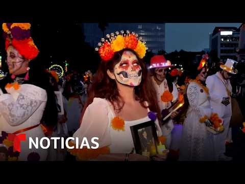 Miles de catrinas desfilan en Ciudad de México para honrar a los difuntos | Noticias Telemundo