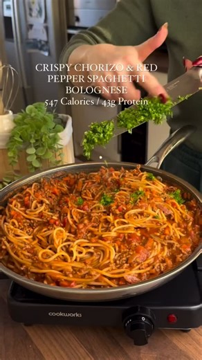 👇 Series: High Protein Meals That Don’t Taste Healthy. Episode 1: Chorizo & Red Pepper Spaghetti Bolognese Smoky chorizo, rich tomato sauce, loads of flavour - you’d never guess it’s calorie counted. Perfect for weeknight dinners, meal prep, or when you want comfort food without blowing your calories! Save this for later & follow for more high protein meals that don’t taste healthy 👀 Macros per serving (serves 4): Calories: 547 | Fat: 16.3g | Saturated Fat: 6g | Carbs: 62.5g | Protein: 43g Ing