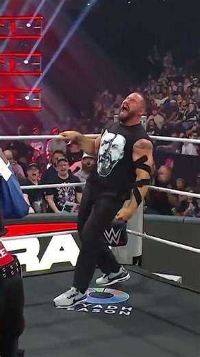 Je'Von Evans SAVES Penta from a Bron Breakker spear 😫🤝 #WWERaw