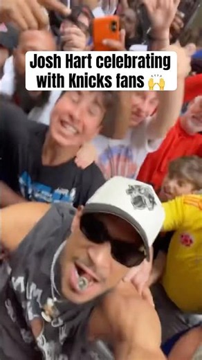 Josh Hart with the people at the Knicks parade 🔥