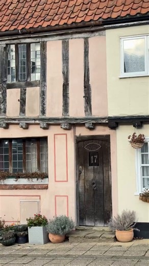 Beccles is perfect for a cosy autumn day out in Suffolk☕✨ Beccles is one of Suffolk's most charming historic market towns, dating back to the medieval period. Wander down its cobbled streets, step back in time as you admire historic buildings, and soak in the riverside views that make this town so special. Explore our Beccles holiday cottages: https://bit.ly/4qi8OAZ | Suffolk Secrets