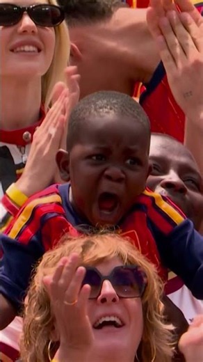Oyarzabal segna: ⚽🇪🇸 Rosalia, il fratellino di Yamal e Penélope Cruz: 🥳🏟️