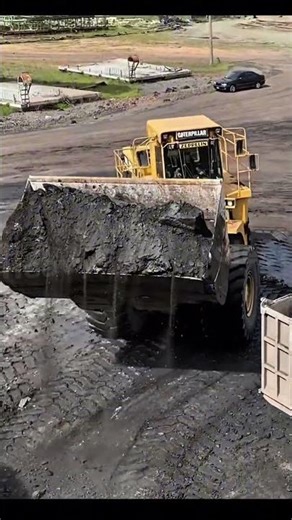 CAT 990 Smooth Coal Loading | Excellent Operator 💪🔥 #earthmoving #heavyequipment