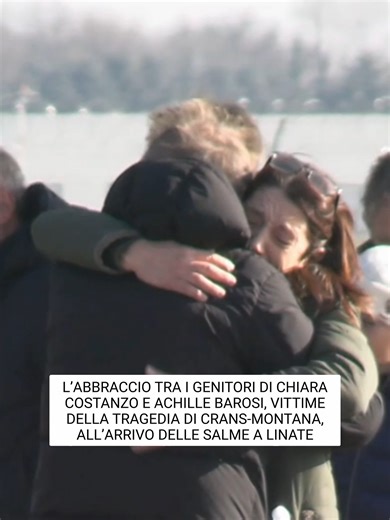Si sono abbracciati a lungo i genitori di Chiara Costanzo e Achille Barosi nel piazzale dell’aeroporto dell’aeronautica militare di Linate. Baci e carezze tra le lacrime si sono scambiate le due donne colpite dallo stesso dolore per il comune destino dei due figli, due amici, che hanno perso la vita nella stessa notte durante la strage di Capodanno a Crans-Montana.
