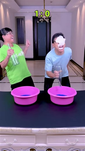 Water Pouring Challenge, Suitable For Family Gatherings#Christmas #Funnyfamily