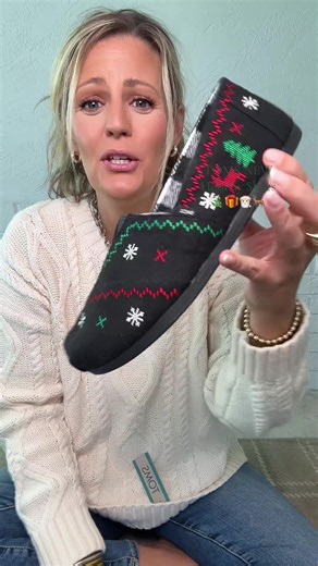 The cutest holiday shoes from TOMS! 🎄