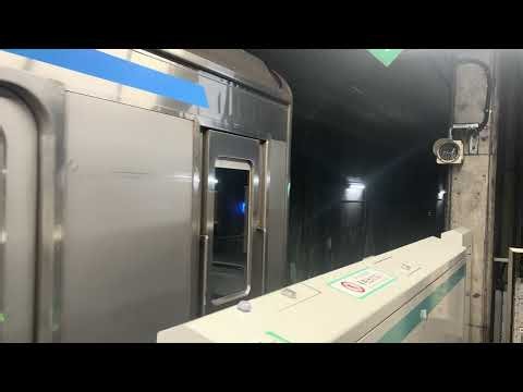【当形式の引退迫る】東京臨海高速鉄道りんかい線70-000形が各駅停車大崎行きとして国際展示場駅を発車するシーン