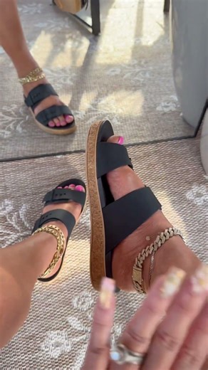 Walking all summer in these crocs Brooklyn sandals 🖤 #crocs #crocsbrooklyn #crocsbrooklynsandal