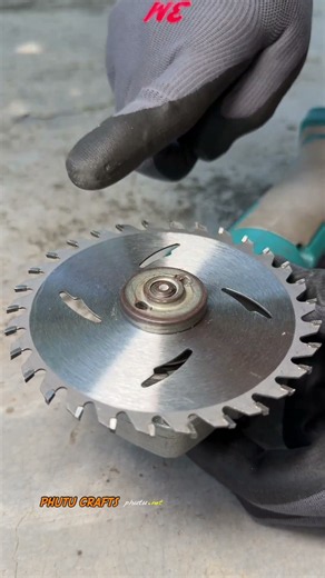 How to easily unlock the locking screw on an angle grinder
