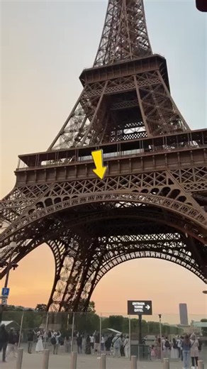 #flashmob #eiffeltower #violinphonix #vivaldi #leadershipwisdom #surpriseexperience #vibrantexperiences #helpsharehappiness | subramanian M S