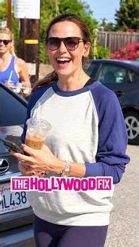 Jennifer Garner Bursts Out Laughing After Realizing Paparazzi Secretly Followed Her To Get Coffee!