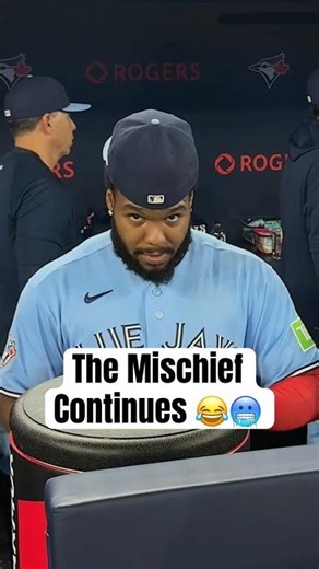 Vladimir Guerrero Jr. and Myles Straw are back to their water dump shenanigans 😆🥶