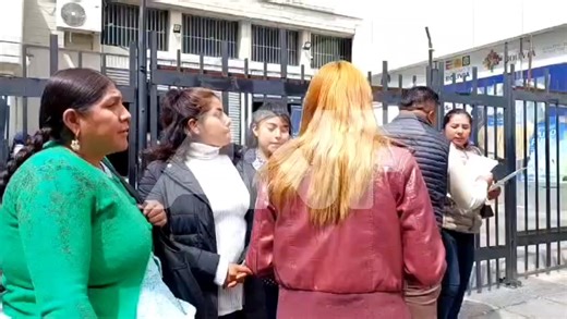 🟩 #GrupoFides | #RadioFidesLaPaz Un grupo de microempresarios, afín al evismo, obsequia a los transeúntes copias del Decreto 5503. "Infórmense hermanos, infórmense cómo nos está pisoteando este Gobierno, lean cómo nos va a afectar", dice una mujer al entregar las copias del Decreto. | Radio Fides de Bolivia