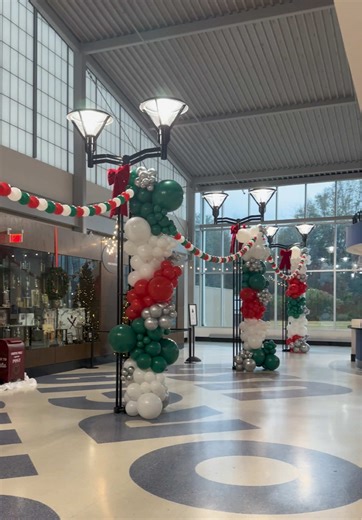 Sports complex…or North Pole?🎄✨ Balloon garlands Balloon Chains are Always a YES!🙌🏼 #balloongarland #linkingballoons #balloontower #balloonartist #ballooninspo