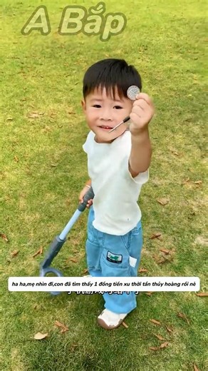 Cậu bé kiên trì truy tìm kho báu trên bãi cỏ, và thứ tìm thấy cuối cùng khiến ai cũng bất ngờ!