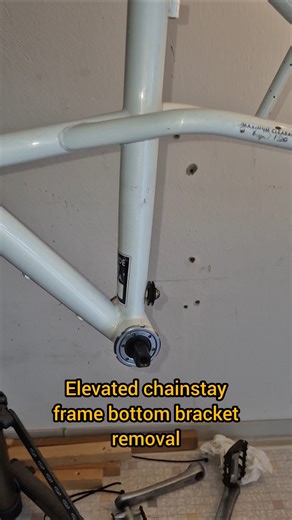 How to remove a vintage bottom bracket from a MTB #bikereels #bikemaintain #mtb #bicycle