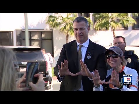 Hurricanes greeted by fans upon arrival back in Coral Gables following massive Cotton Bowl win