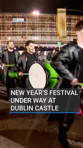 Families from around the country have been getting ready to ring in the New Year at Dublin Castle this afternoon. Events for the New Year’s Festival included a matinee concert and a procession of light with music, street performers and marching bands. The festival will culminate in a countdown concert with Irish band Inhaler later tonight. Link in bio to read more 📲 #ireland #newyearseve #2026 #newyears #dublincastle | RTÉ News