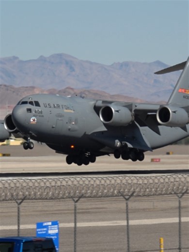 Boeing C-17 Landing at LAS (Harry Reid) – 4K Planespotting