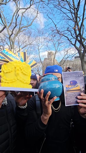 While I have your attention: Download the free Average Socialite app for NYC events :) 🫶🏽New Yorkers laid the MTA Metro Card to rest with a memorial service today in NYC! Come January 1, the Metropolitan Transit Authority will no longer sell MetroCards, and riders will be required to use OMNY, a contactless fare payment system. Video by @heardoverthewire #nyc #newyorkcity #mta #nycnews #omny subway nycsubway transit