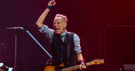 Reviewer Goes Scorched Earth On Springsteen's 'Hypocritical' Anti-Trump Concert