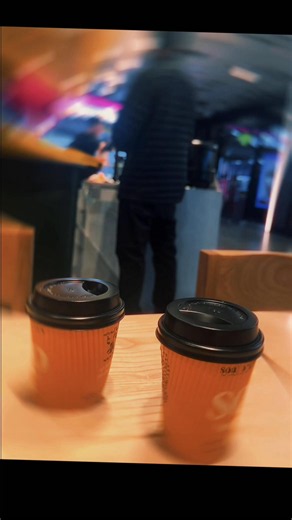 The psychological reason why tapping your card is quietly draining your bank account... 💳👇 We took two $50 notes into Melbourne CBD for the day to put a classic budgeting theory to the test: Does keeping physical cash actually save you money? The short answer? Absolutely. When you swipe a card or tap your phone, your brain doesn't register the