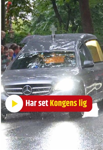 Kong Haralds afsked: Støre besøger åben kiste på slottet