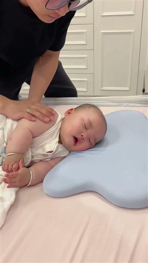 Dad Is So Good at Putting Baby to Sleep 😴💛 #baby #dadlife #familymoments