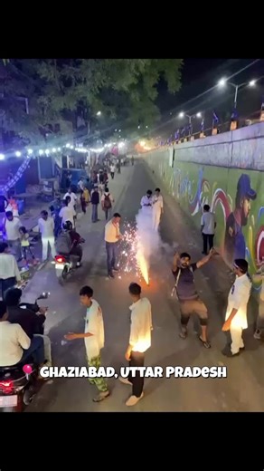 📍Ghaziabad, Uttar Pradesh: A man lost his hand after a firework he was holding suddenly exploded during ambedkar jayanti celebrations.Handling fireworks directly can cause severe injuries.Use fireworks safely; never hold them in hand while lighting.
