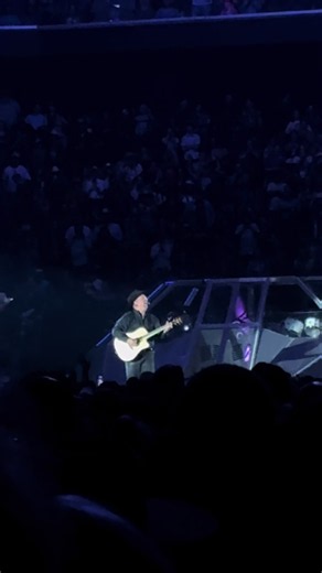Garth Brooks Concert 🎶 in Tulsa, OK 🇺🇸 “The thunder Rolls” Amazing show! October 2026
