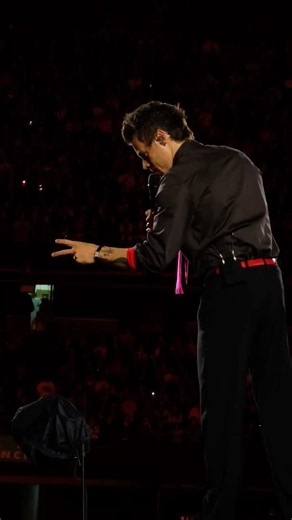 Harry Styles PLAYS Rock, Paper, Scissors with a FAN