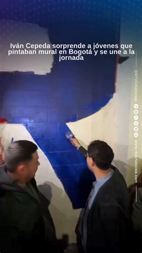 #Política 🚨 l IVÁN CEPEDA SORPRENDE A JÓVENES QUE PINTABAN MURAL EN BOGOTÁ Y SE UNE A LA JORNADAMientras un grupo de jóvenes realizaba un mural en Bogotá en respaldo al candidato @IvanCepedaCast, el aspirante se sumó a la jornada y compartió con los artistas en un acto simbólico que reivindica el arte como una herramienta de expresión, participación y transformación social.Durante el encuentro, Cepeda envió un mensaje de esperanza a las nuevas generaciones y destacó el papel de la juventud en l